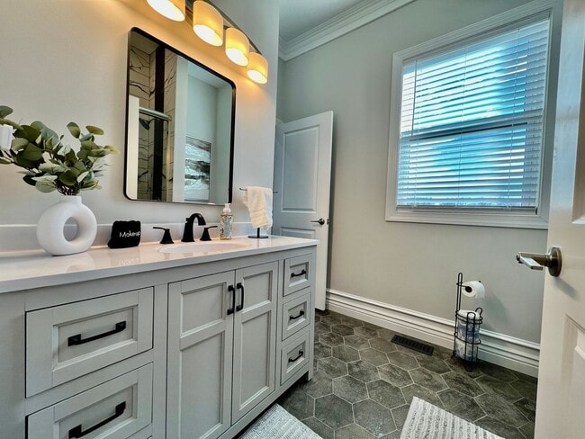 Building Photo - Luxury Home Incredible master suite Liberty Twp OH