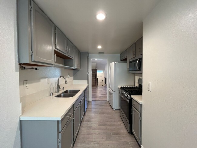 Building Photo - MOVE-IN READY, upgraded 3+3 w/bonus room!