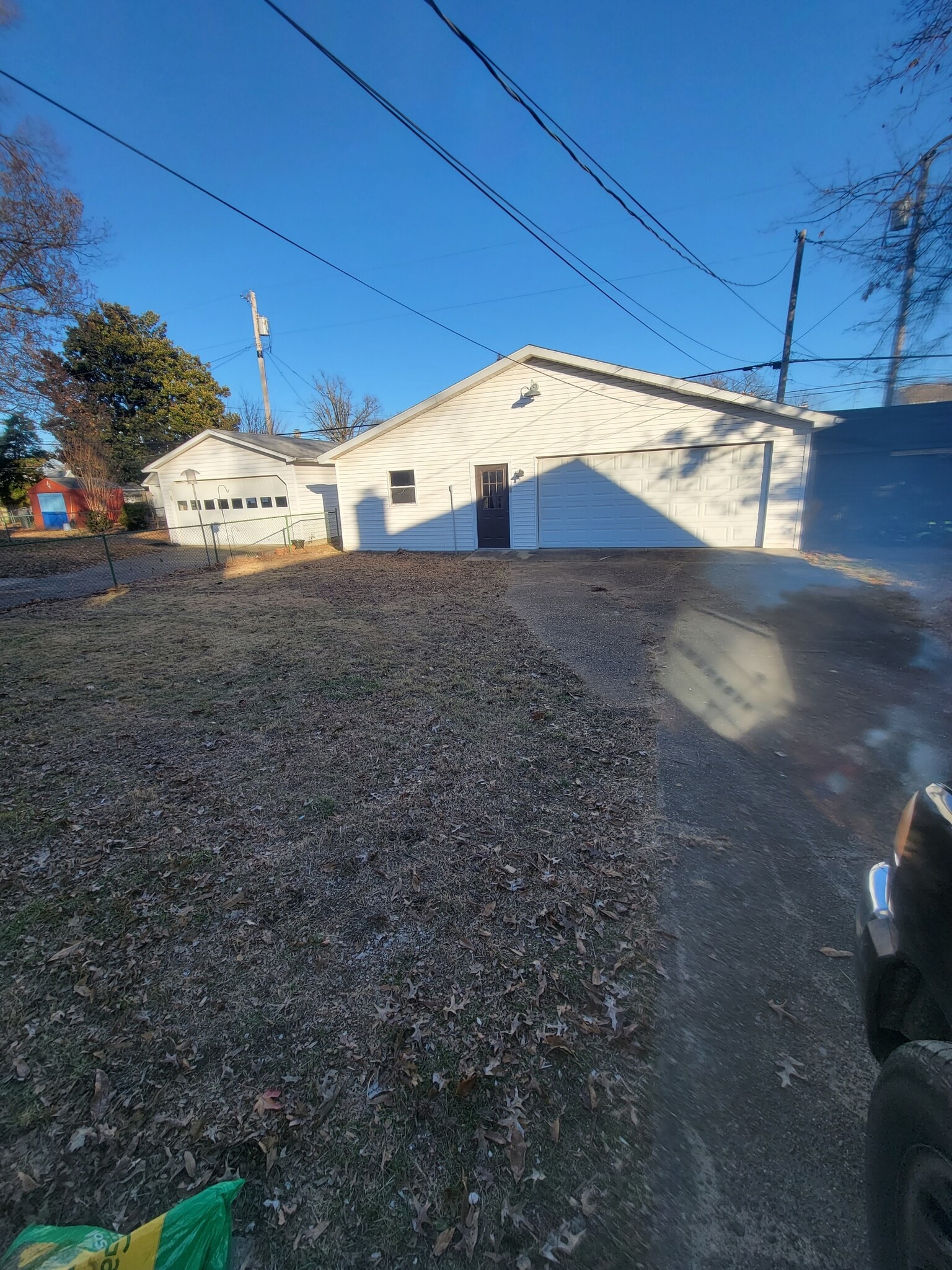 Garage with workspace - 644 S Englewood Ave