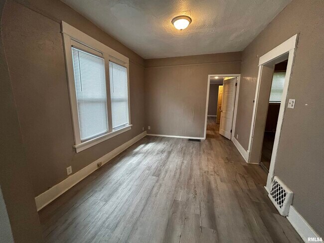 Building Photo - 1031 E Behrends Ave