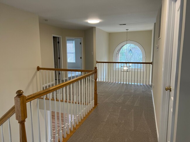 Building Photo - Spacious and Gracious, Close to EVERYTHING!