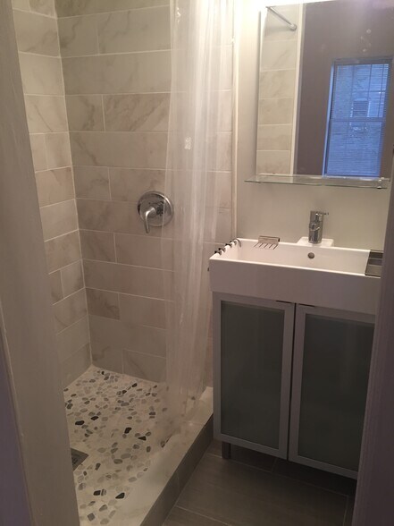Upstairs Master Bedroom w/ attached bath - 416 E Gittings St.