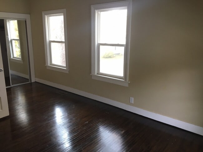 Building Photo - Amazing 3-Bedroom 1.5-Bath Home
