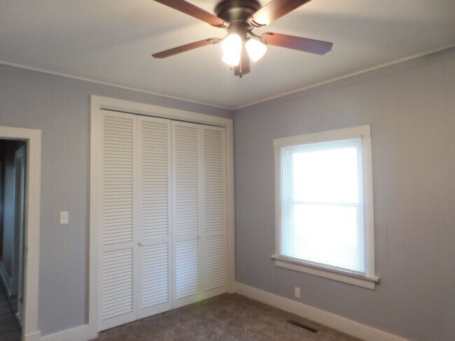 Building Photo - Spacious 3 bedroom/1 bath home in El Dorado!