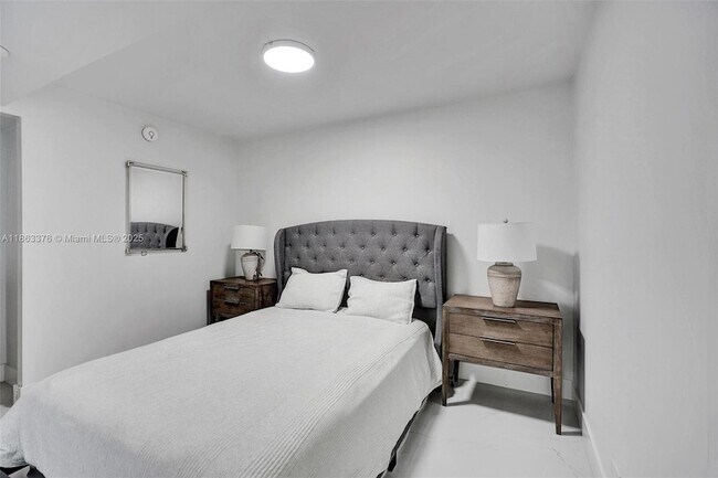Building Photo - 6039 Collins Ave