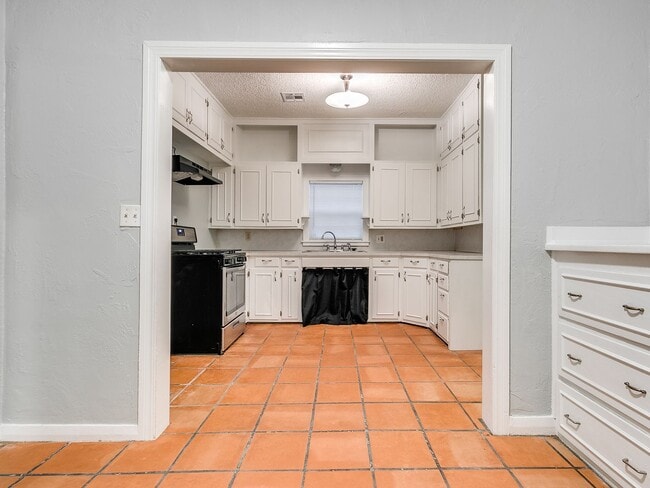Building Photo - 3 Bedroom 1 Bath home in Shawnee!