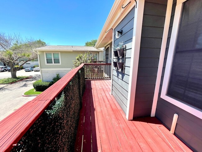 Building Photo - Cozy 1 Bedroom, 1 Bathroom Condo In the He...