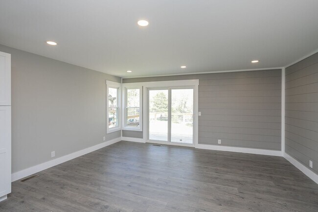 Building Photo - Available June. Large house, fenced back yard, renovated, fenced back, pets ok, great for house s...