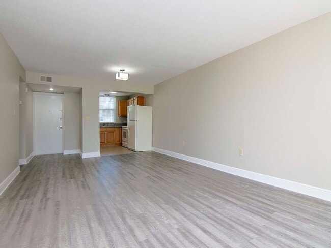 Building Photo - Ground Floor - Corner/End Unit - Upgraded ...