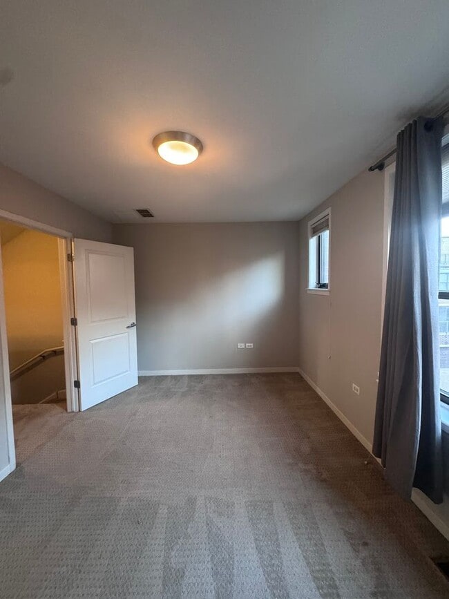 Building Photo - Modern 3BD/3BA Townhome Near North side wi...