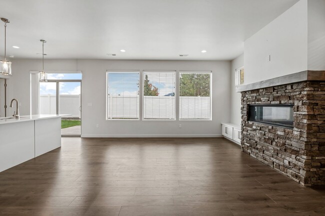 Building Photo - CDA Place Neighborhood- upgraded 3 bed 2 b...