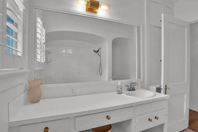 Building Photo - Albany Avenue