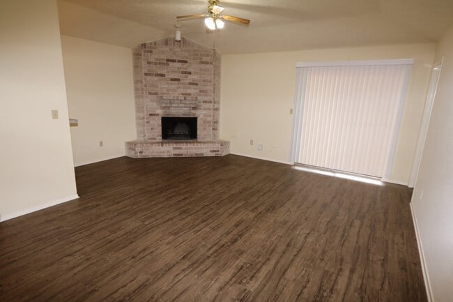 Building Photo - 21134 Park Mt Dr