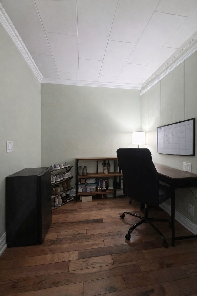 Building Photo - W 4th st