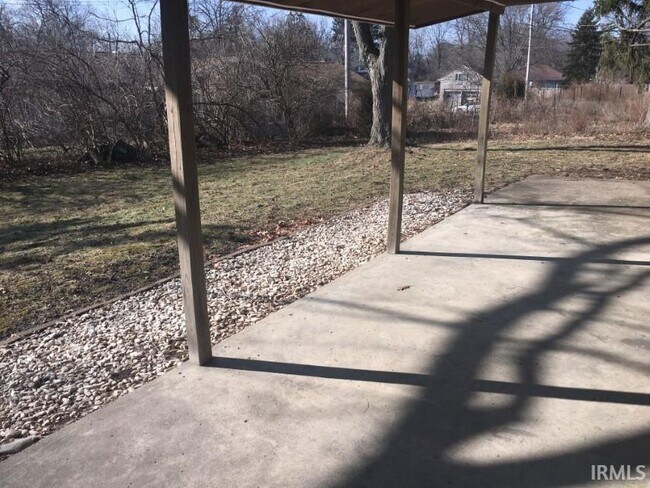 Building Photo - 615 Elm Dr
