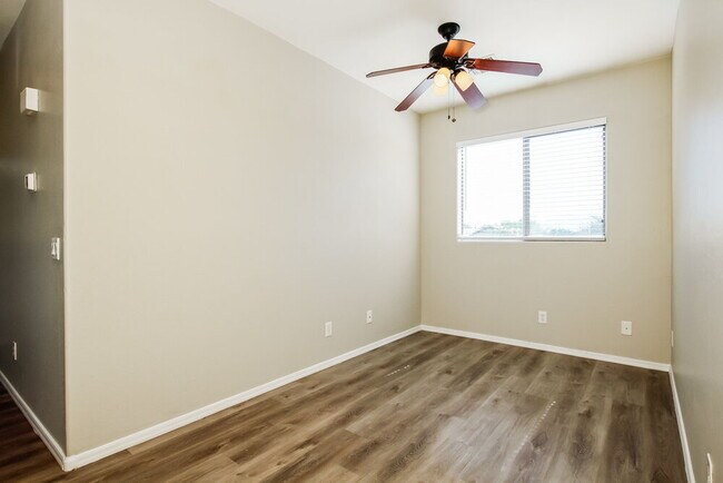 Building Photo - 11809 W Hopi St