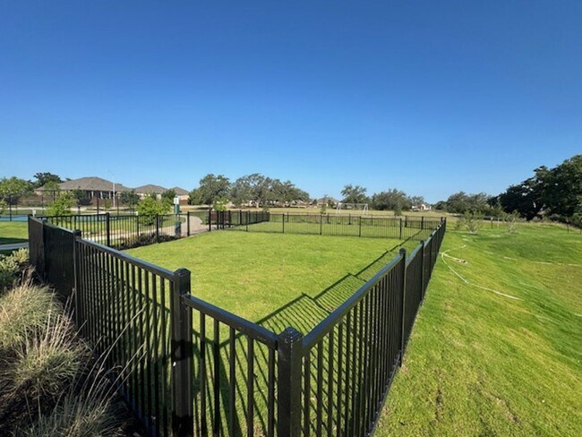 Building Photo - ONE-STORY Home in Marble Falls - 2932 SF with THREE-CAR GARAGE - On a CUL-DE-SAC!
