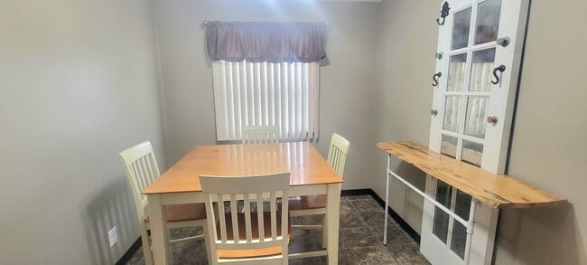 Building Photo - Small town Macon!