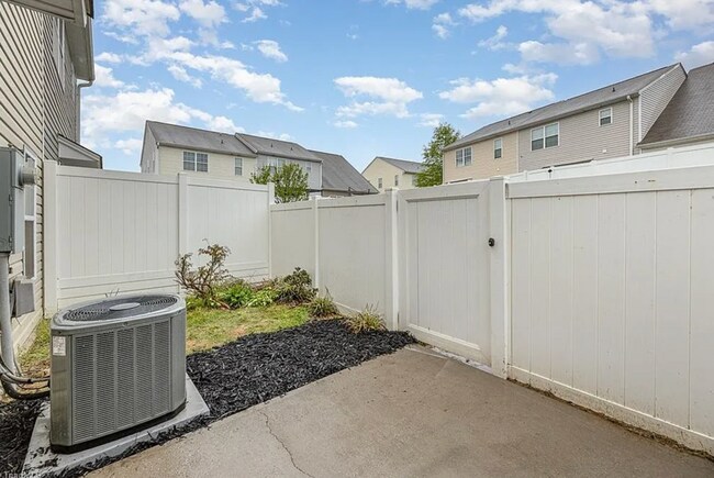 Building Photo - Immaculate beautiful 3-bedroom, 2.5-bath t...