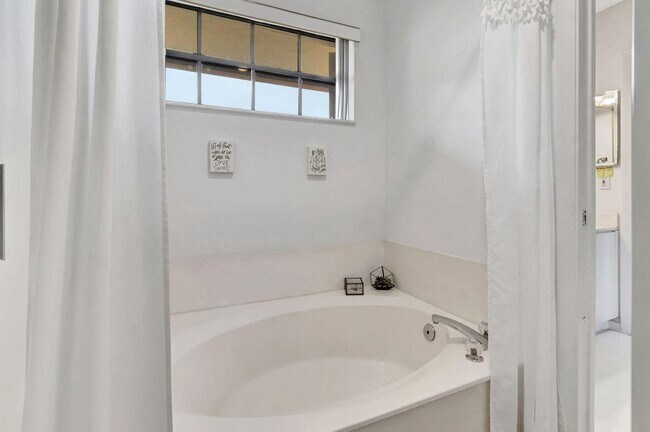 Building Photo - 8320 Waterline Dr