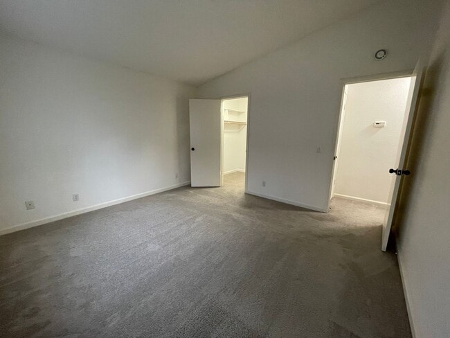 Building Photo - 2 Bedroom Duplex for Rent with Garage