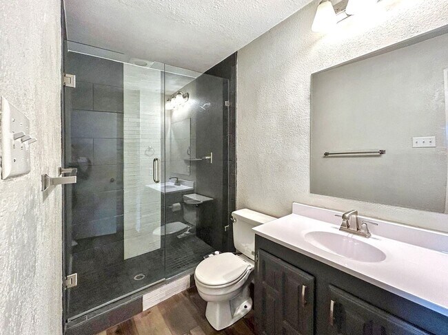 Building Photo - Effortless Living in a Beautifully Modernized Space!