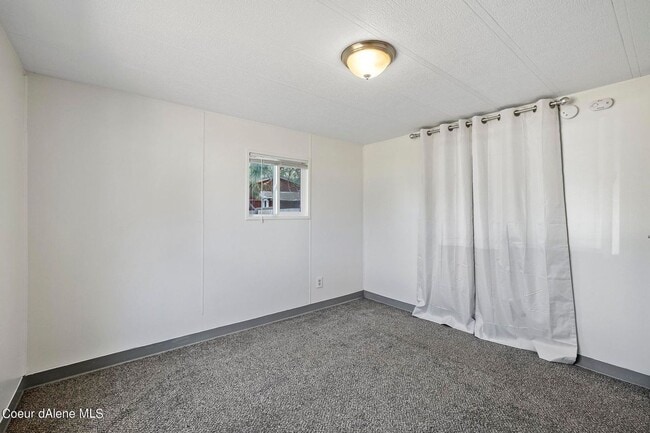 Building Photo - Manufactured Home 3 bed 1.5 bath RV Parking/Fenced Yard