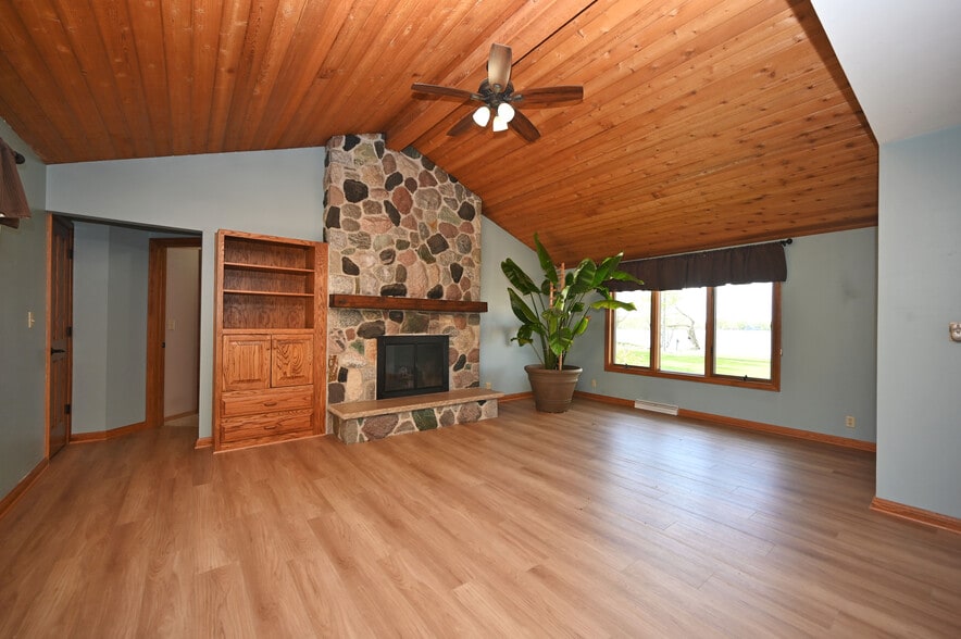 Building Photo - 202 Lac La Belle Dr