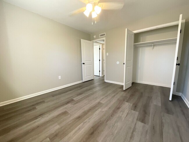 Building Photo - 713 Melody Ln