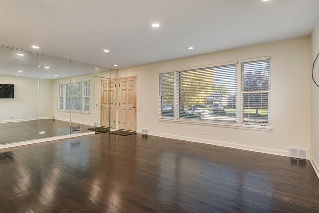 Building Photo - 7330 N Kilbourn Ave