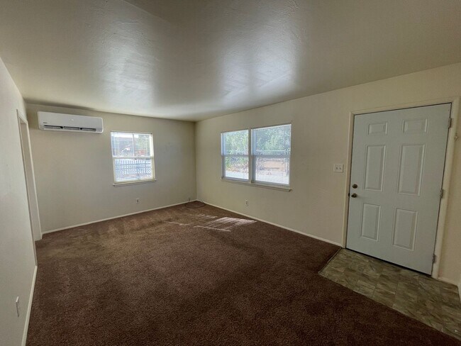 Building Photo - Cozy 2 BR 1 BA Home in Midtown!