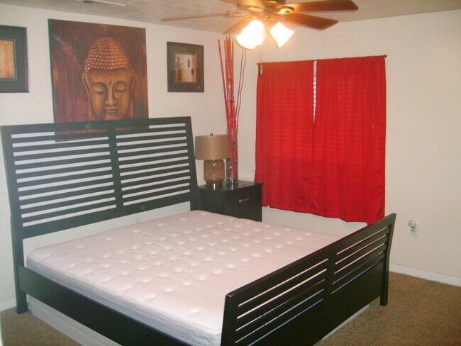 Building Photo - Available Fall 2026! 3 Bed/2 Bath House Right off of NW 34th St. Close to UF