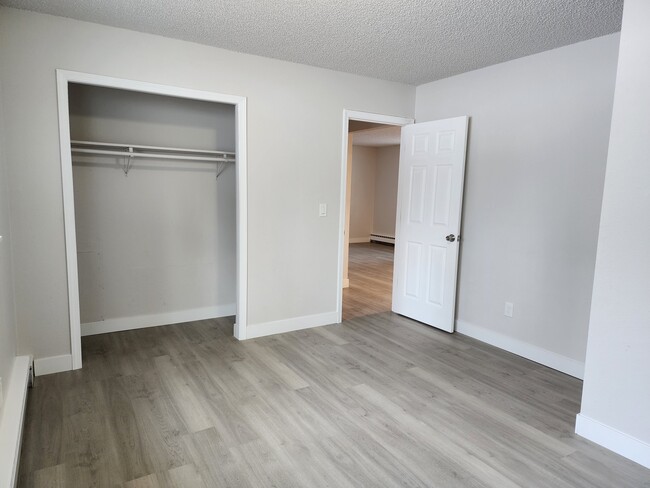 Building Photo - 401 E 8th Ave