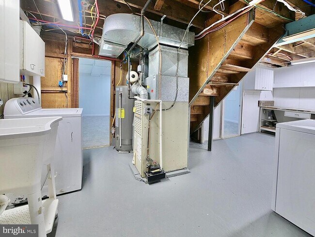 Building Photo - 40 Neeld Ln