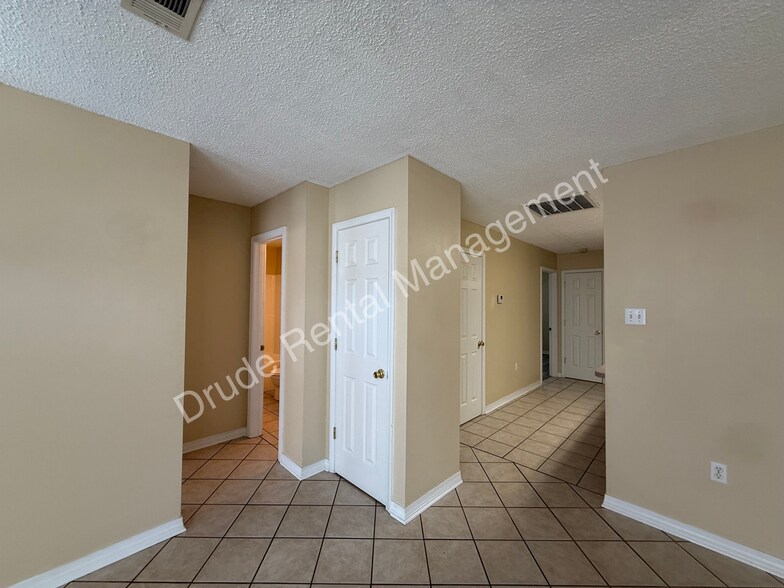 Building Photo - 508 Cedar Ln