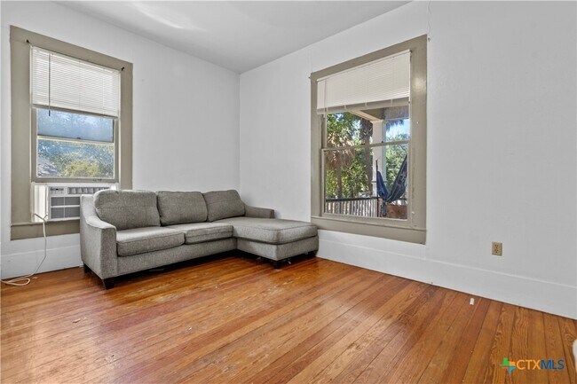 Building Photo - 527 W San Antonio St