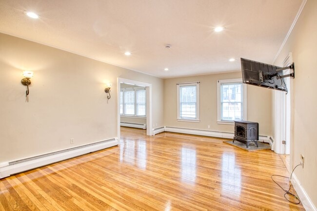 Building Photo - Inviting 3-bedroom, 1.5 bath home nestled in a peaceful and family friendly neighborhood