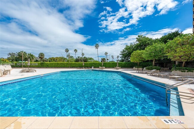 Building Photo - 2901 S Bayshore Dr