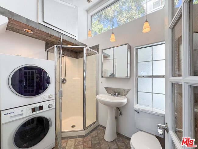 Building Photo - 3050 Knob Dr