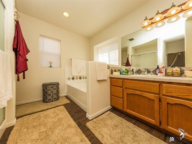 Building Photo - 8166 E Lorenzo Ln