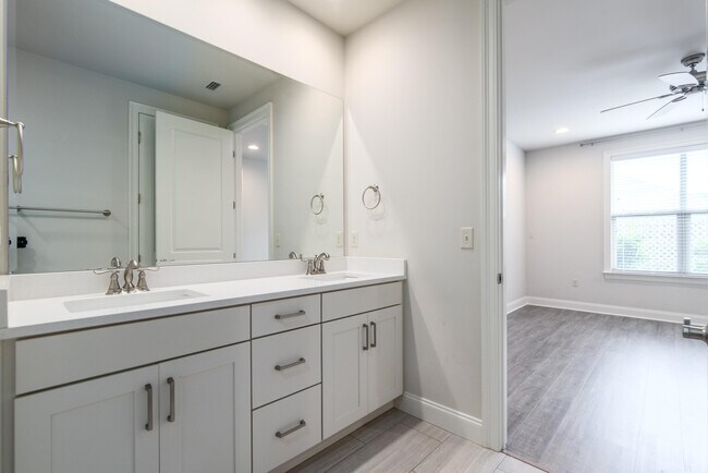 Building Photo - 718 Woods Dr