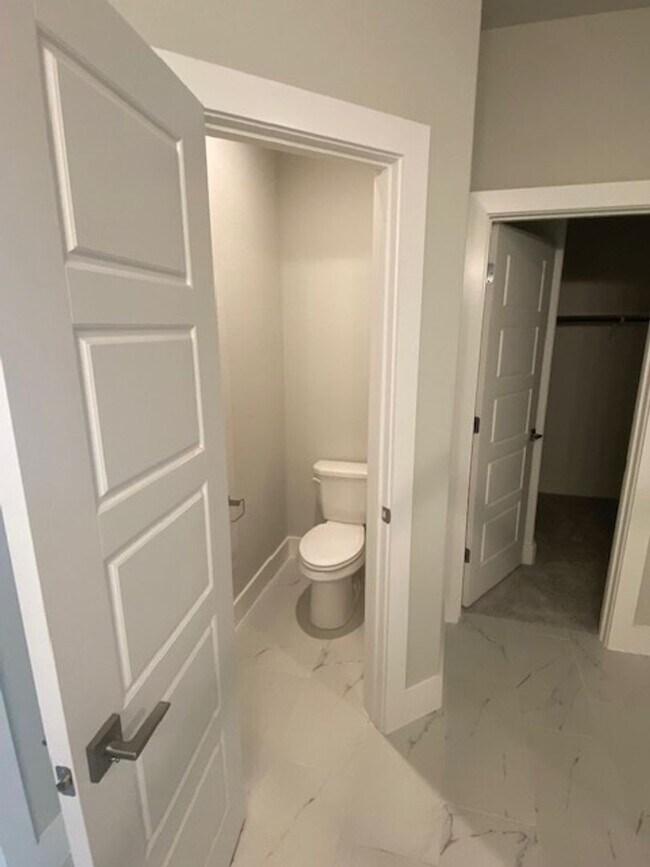 Building Photo - 4/2.5/2 - GREAT LOCATION near downtown and...