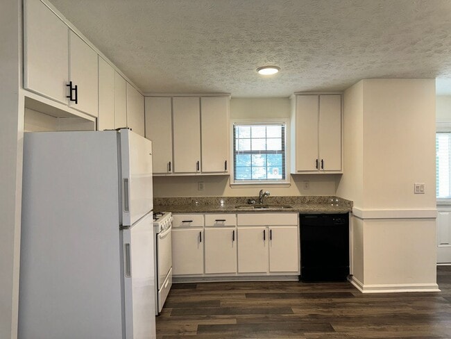 Building Photo - Updated 3 Bed/2 Bath Ranch Home on Quiet, ...