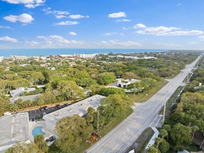 Building Photo - 900 Jasmine Ln