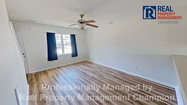 Building Photo - Super cute 2 BD/2.5 BA Townhome with Screened Porch