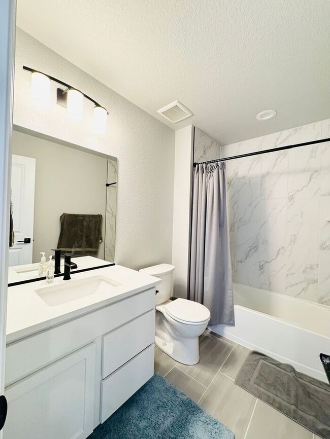 Building Photo - Beautiful 3 bedroom 3.5 bath Townhome Minutes from Downtown Johnstown