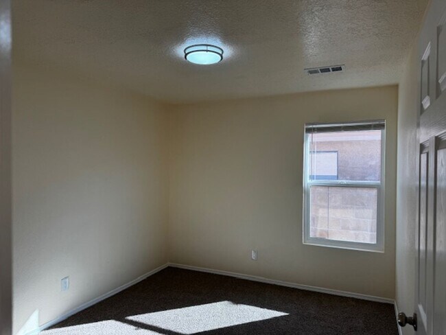 Building Photo - Spacious & Immaculate 3-Bed / 2-Bath Home