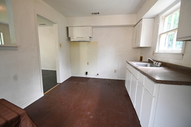 Building Photo - 2650 Scotland Dr