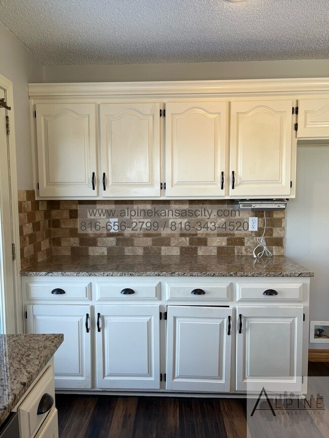 Building Photo - Beautiful California Split in Platte County