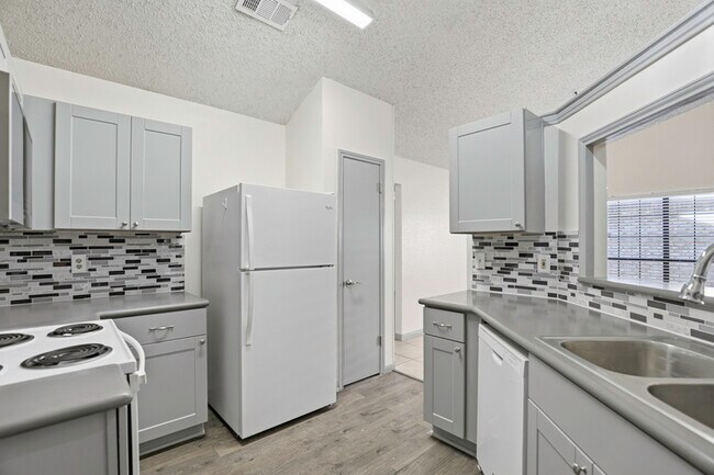 Building Photo - 6315 Forest Village